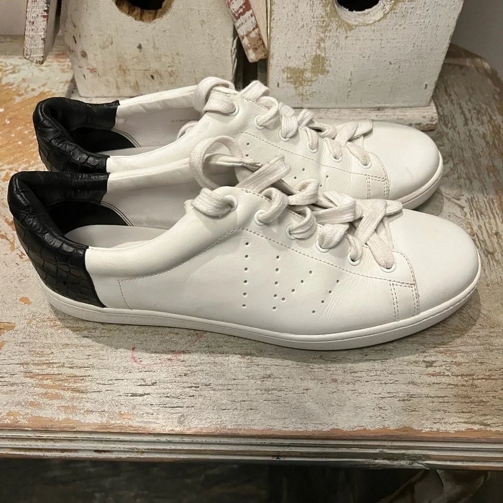 Vince sleek white